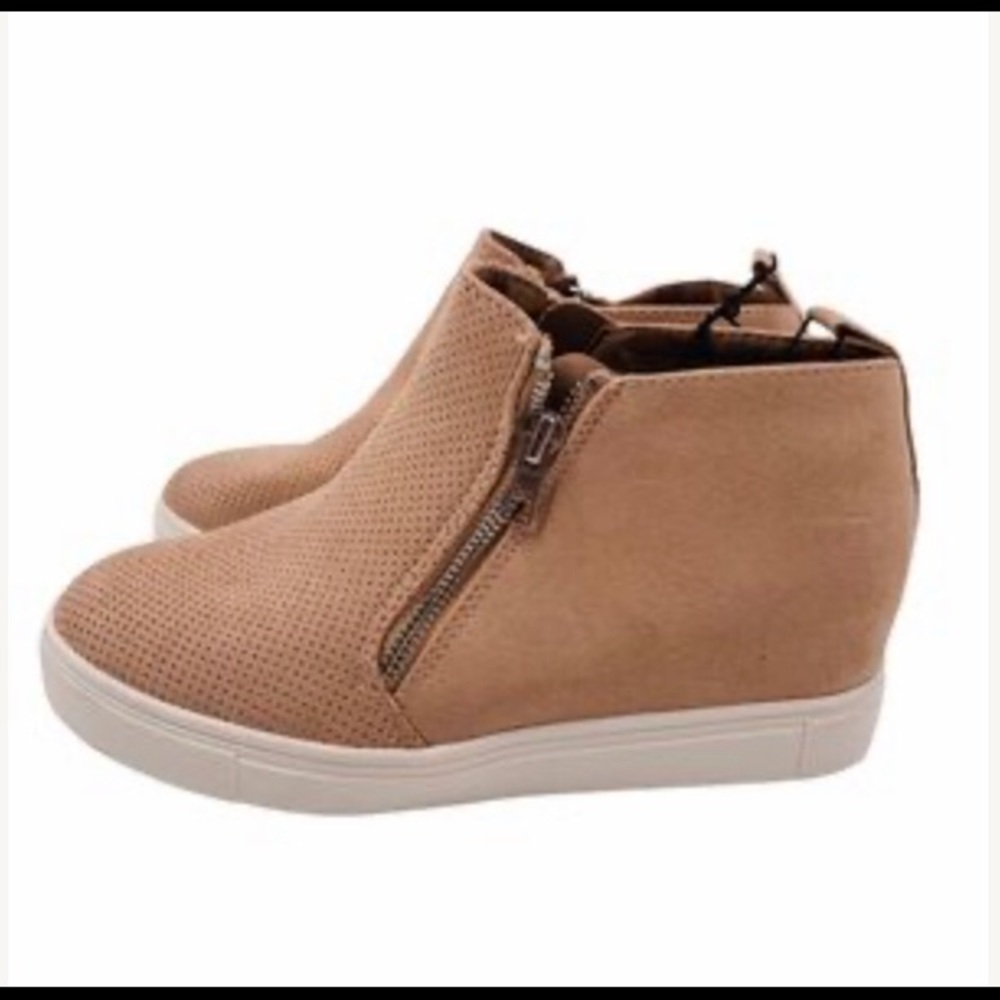 Cute ankle wedge booties size 6W